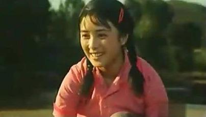 在电影《咱们的退伍兵》中,傅艺伟扮演男主角二虎的女朋友水仙,是个