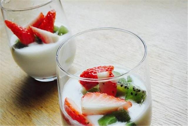 这些“假酸奶”别再买了，营养价值低还不便宜，孩子易发胖蛀牙