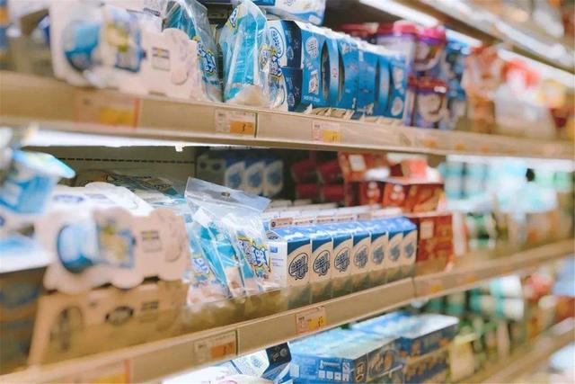 这些“假酸奶”别再买了，营养价值低还不便宜，孩子易发胖蛀牙