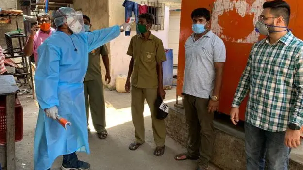 印度贫民太惨了：孟买一半贫民被感染！疫情官方数字，实在太假了