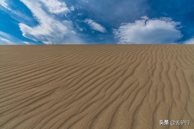 世界上最小的沙漠，宽600米横穿只需几分钟，设路标常常被人笑