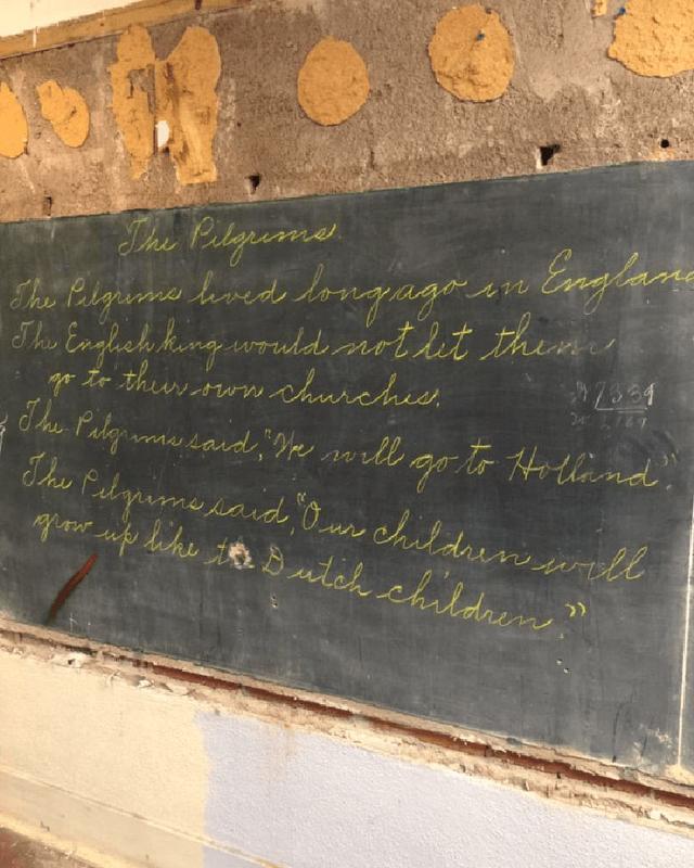 美国一学校装修，发现100年前黑板，上面还保留着古老的乘法口诀