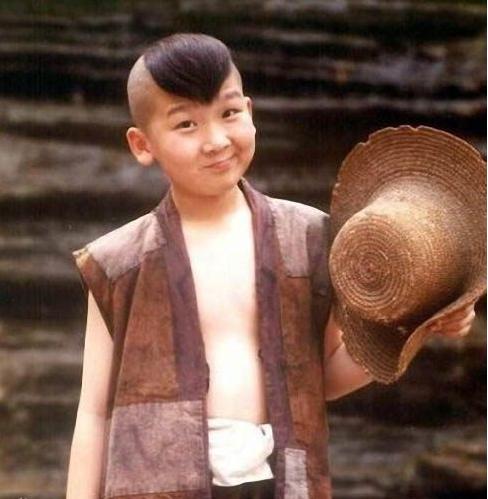 6岁进入演艺圈，13岁爆红曾志伟甘愿给他做配角，今30岁相亲遭拒绝