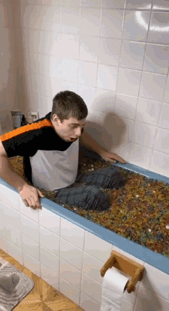 法国小伙在浴缸里泡吸水珠，整个社区的下水道都堵了…