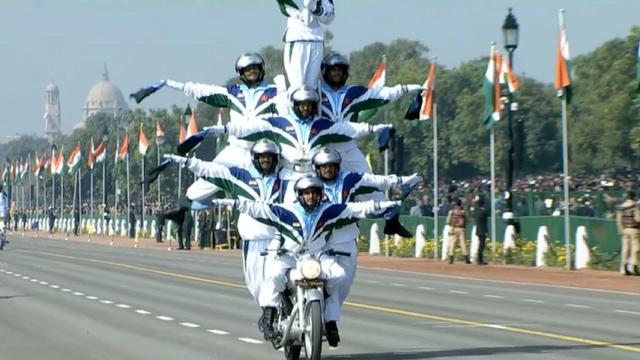 一辆摩托车搭60人破了世界纪录，为什么印度军队摩托玩得这么溜？