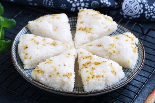 大米除了可以煮粥，做蒸糕也很好，配合桂花更香甜