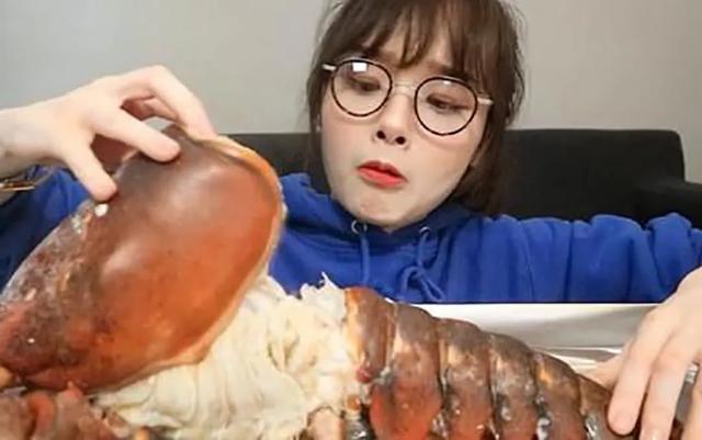 网红吃播假到什么程度？龙虾是塑料，辣酱竟是果汁，连人都是假