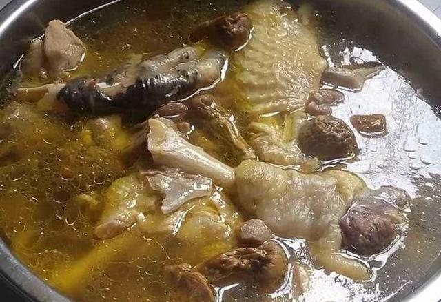 鸡肉的做法有很多种,人们最常做的莫过于炖鸡汤了
